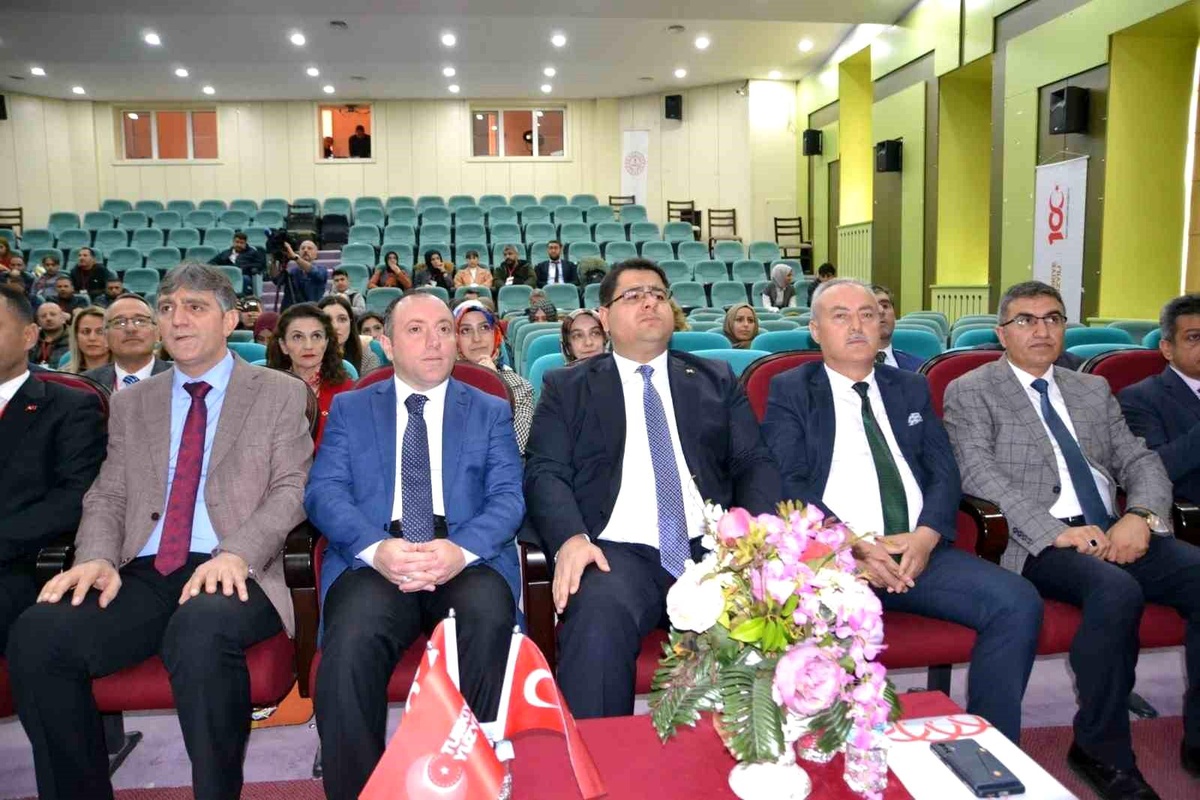 Cumhuriyetin 100. Yılında Eğitimin Bugünü ve Geleceği Çalıştayı Erzurum\'da Düzenlendi