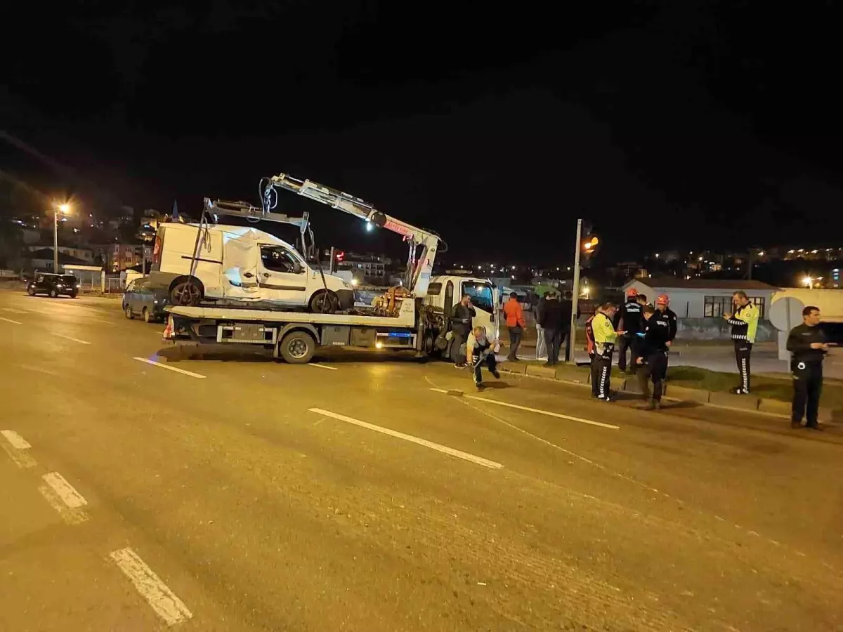 Zonguldak\'ta Tır ve Hafif Ticari Araç Çarpıştı: 1 Yaralı