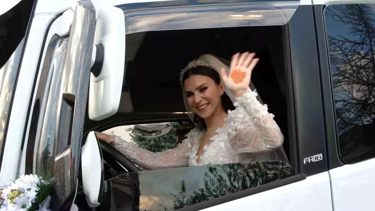 Ordulu çift, gelin arabası olarak süslenen tır ile düğün salonuna gitti