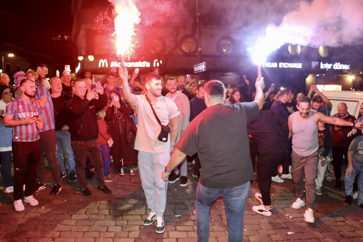 Trabzonspor Taraftarları Fenerbahçe Galibiyetini Kutladı