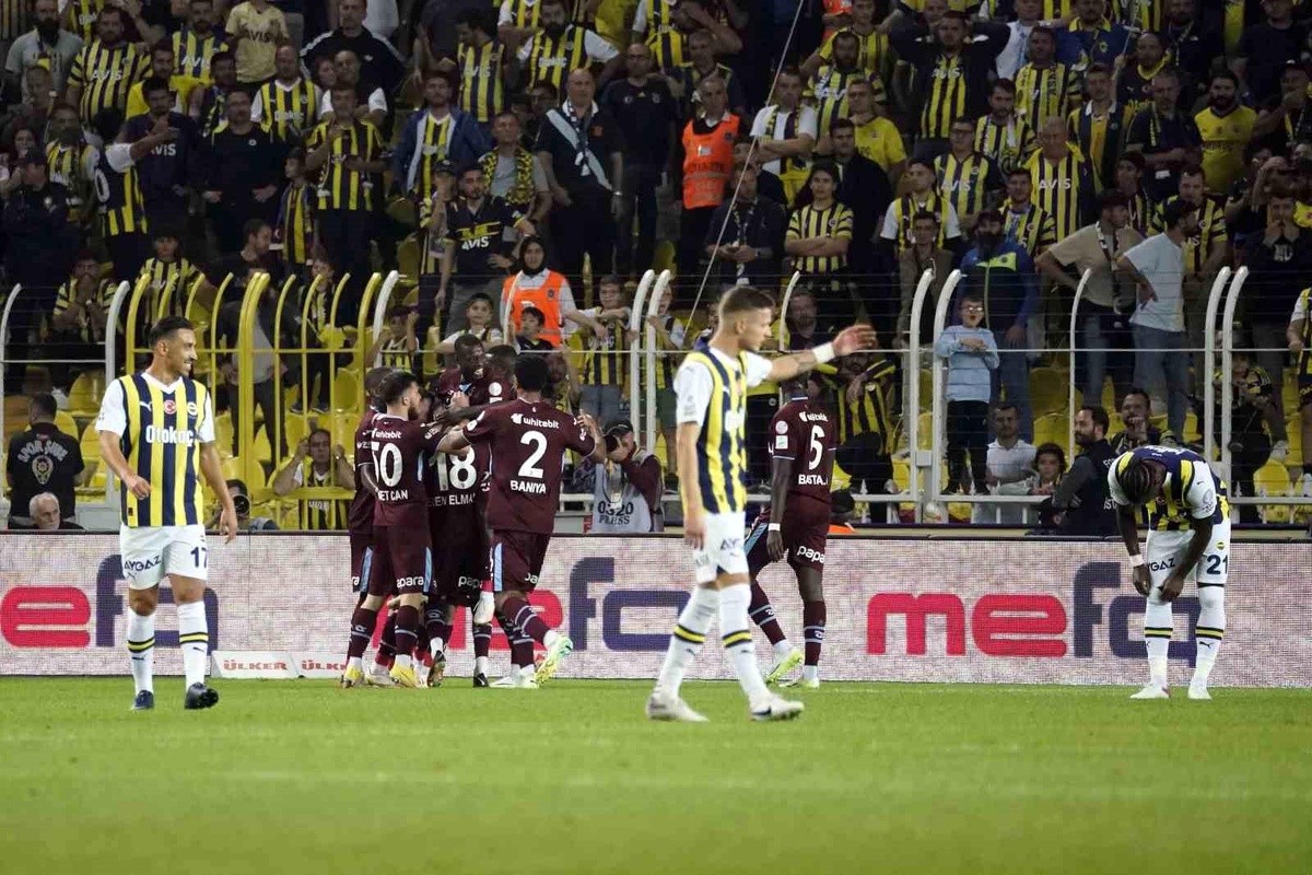 Trendyol Süper Lig: Fenerbahçe: 0 Trabzonspor: 1 (Maç devam ediyor)