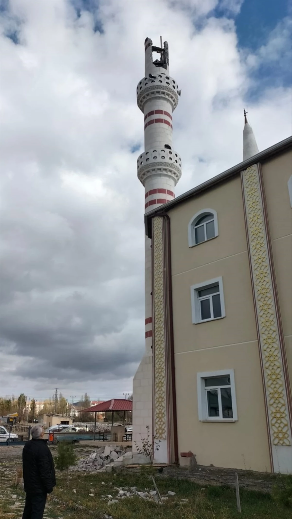 Sivas\'ta yıldırım düşmesi sonucu zarar gören caminin minaresi onarılacak