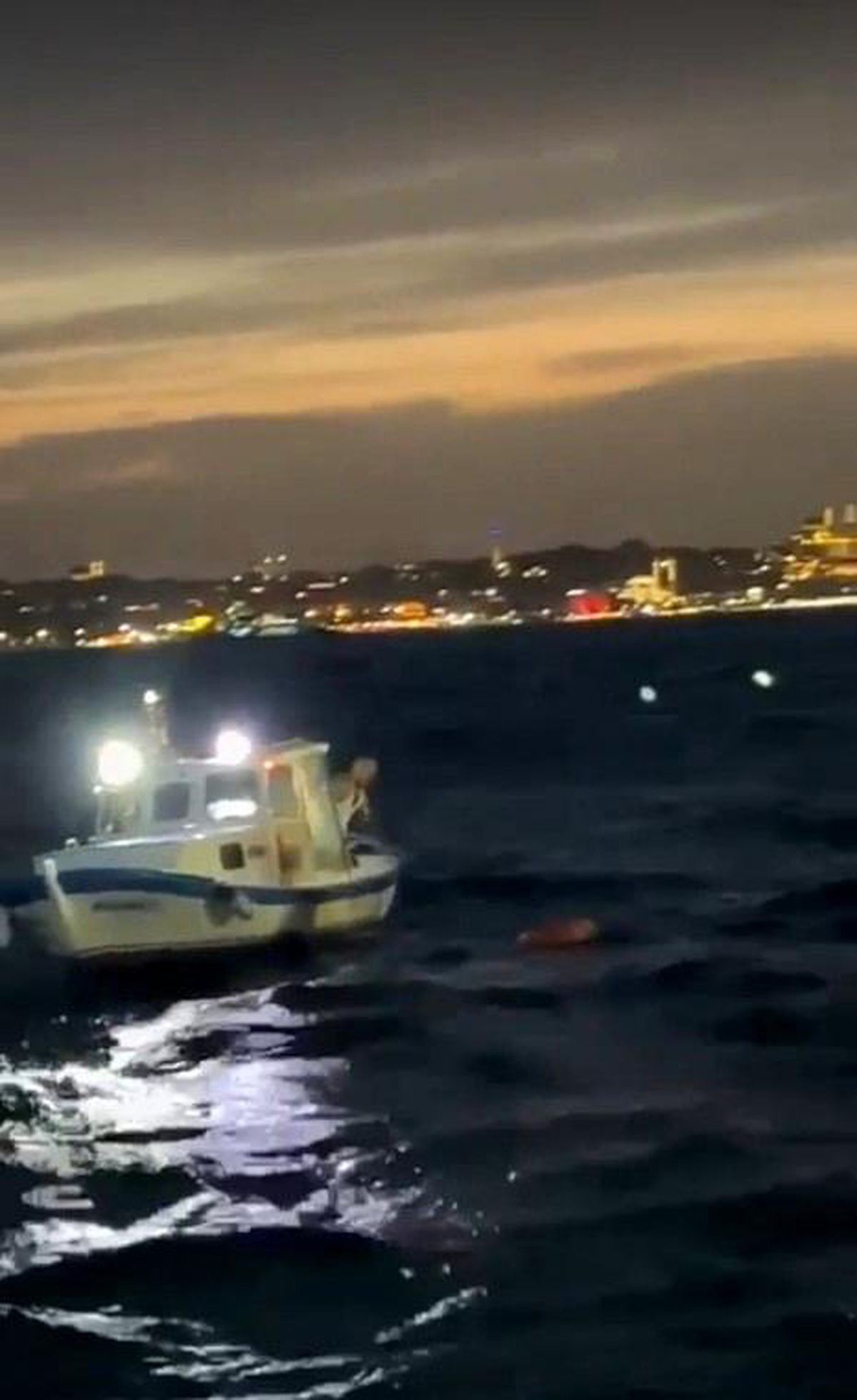 Üsküdar\'da denize düşen vatandaşı balıkçılar kurtardı