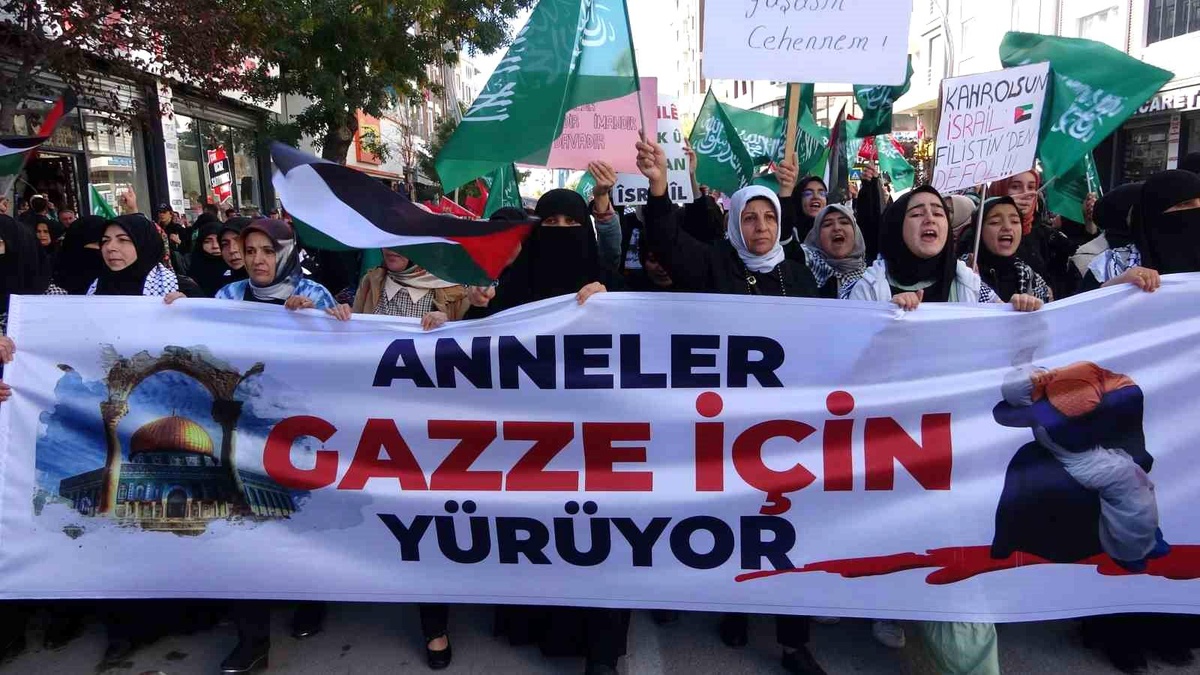 Vanlı Kadınlar İsrail\'in Gazze\'deki Soykırımını Protesto Etti