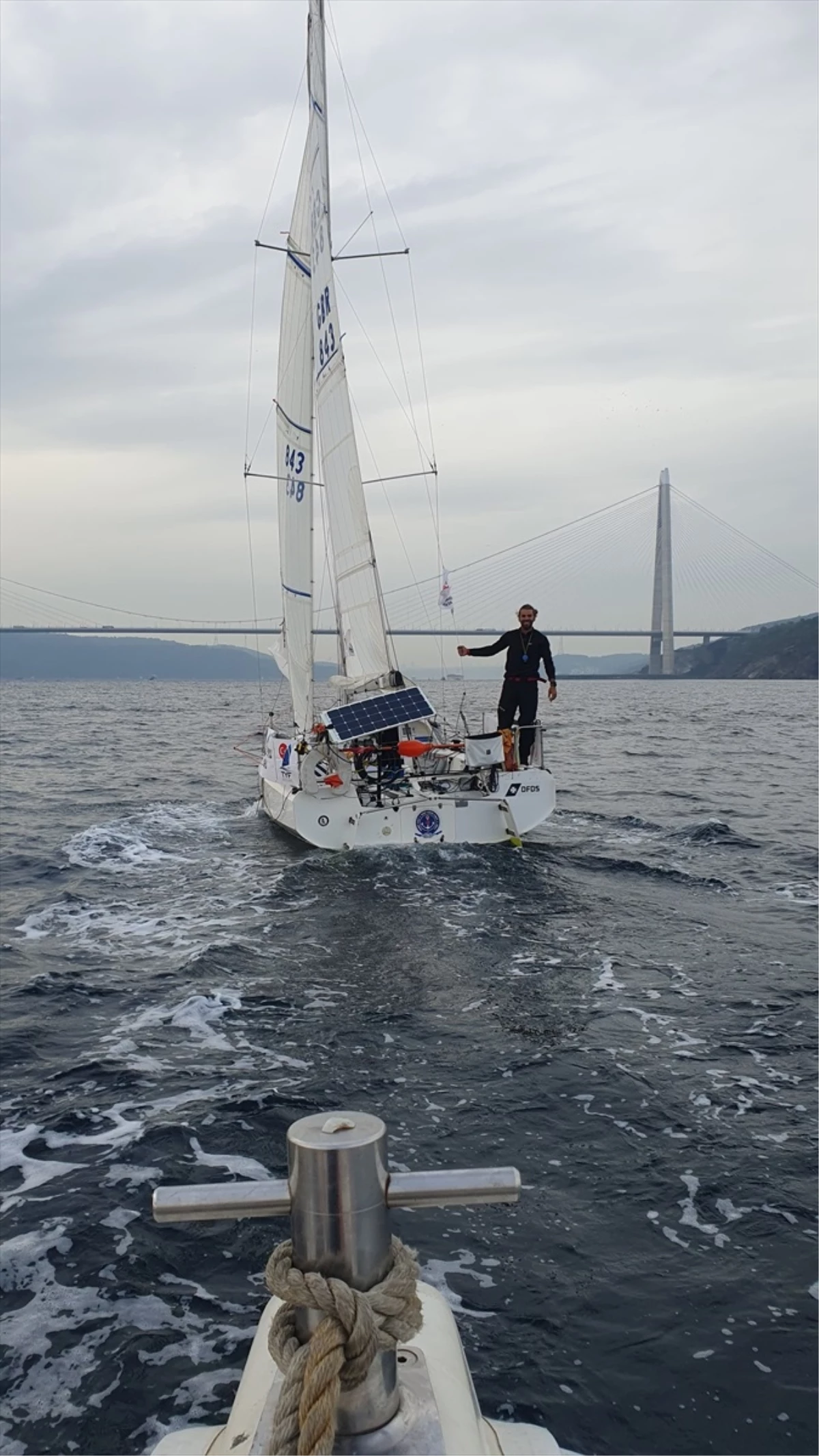 Yelkenliyle Tek Kişilik Türkiye Turu Rekoru Kıran Sporcu Çanakkale Boğazı\'ndan Geçti