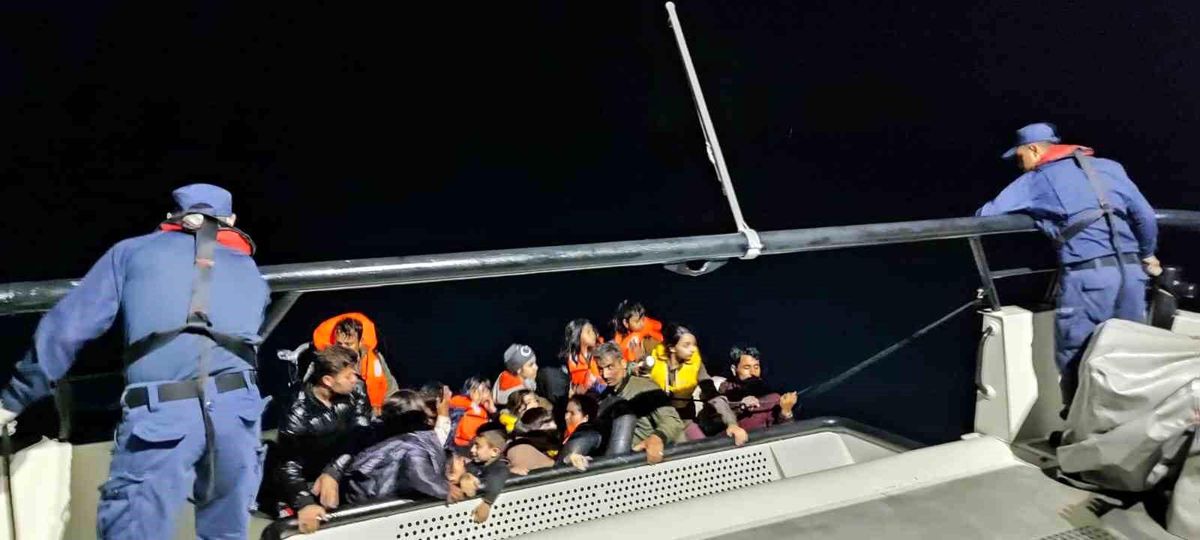 Yunan Sahil Güvenlik ekipleri tarafından ölüme terk edilen 26 kaçak göçmen kurtarıldı
