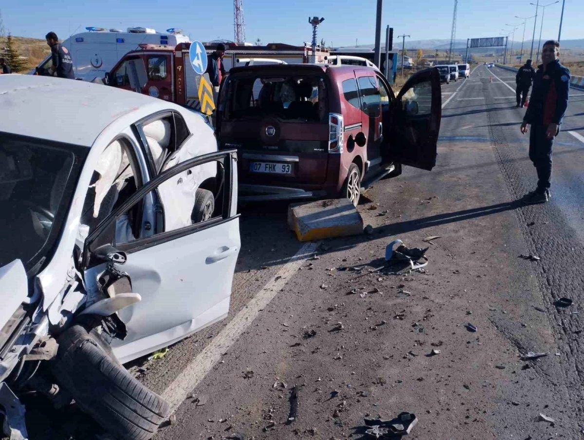 Ağrı\'da iki otomobilin çarpışması sonucu 7 kişi yaralandı