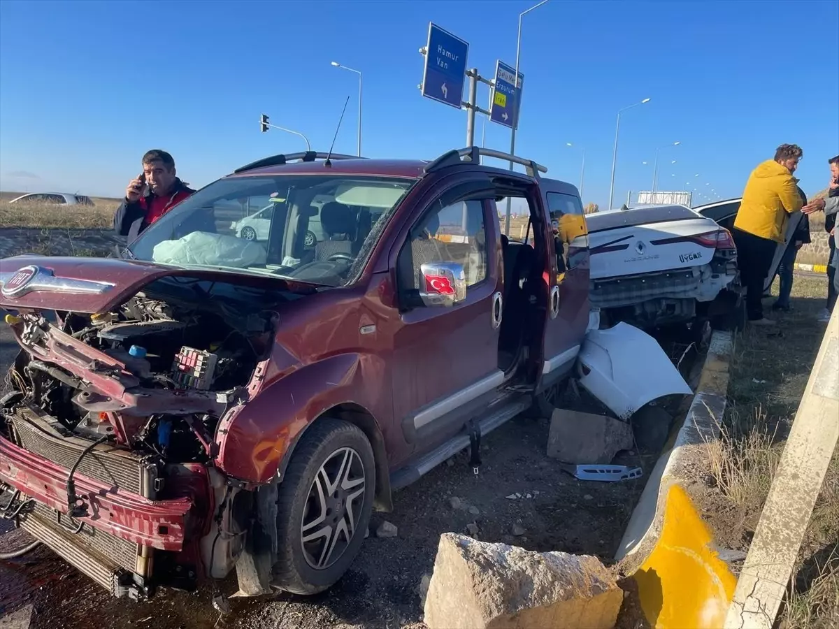 Ağrı'da Hafif Ticari Araç ile Otomobil Çarpışması: 6 Kişi Yaralandı