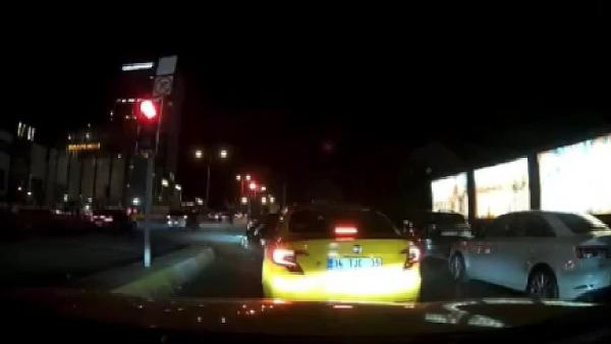 Ataşehir\'de Kırmızı Işıkta Geçen Motosiklet Kazası