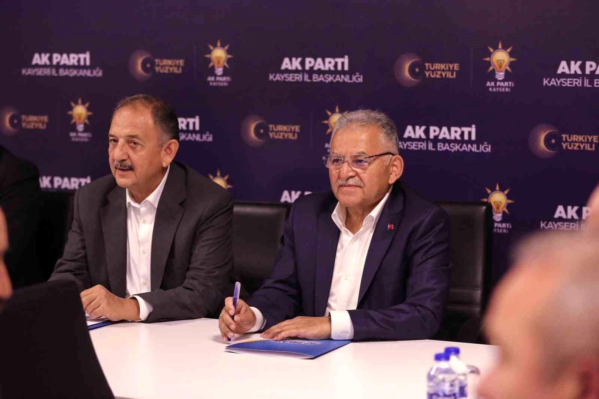 Çevre, Şehircilik ve İklim Değişikliği Bakanı Mehmet Özhaseki ve Kayseri Büyükşehir Belediye Başkanı Dr. Memduh Büyükkılıç, AK Parti Kayseri İl Başkanlığı İstişare Toplantısı\'na katıldı