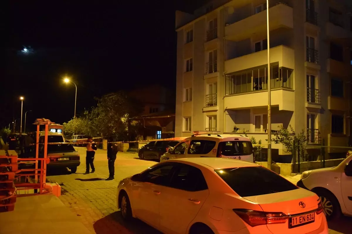 Bilecik\'te Boşandığı Eşi ve Çocuklarının Bulunduğu Ev Silahla Basıldı