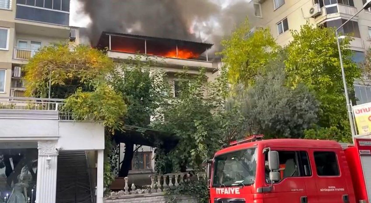 Bursa\'da Çekirge Caddesi\'ndeki Apartmanın Çatı Katında Yangın