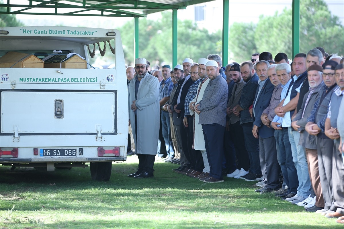 Boşanma Aşamasındaki Anne ve 2 Çocuğunun Cenazeleri Defnedildi