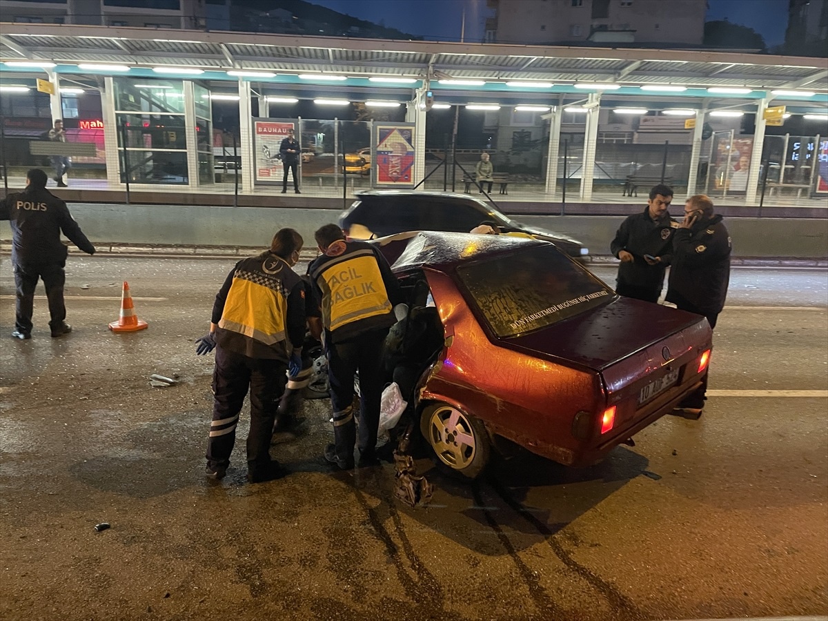 Bursaray\'ın duvarına çarpan otomobildeki iki kişi yaralandı