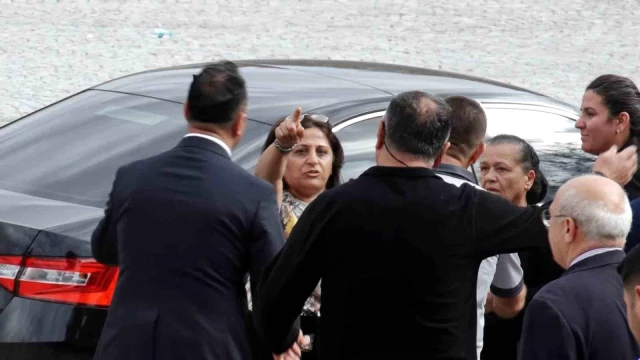 Ecevit kabrini ziyaret eden CHP lideri Özgür Özel'e ilk gününde protesto