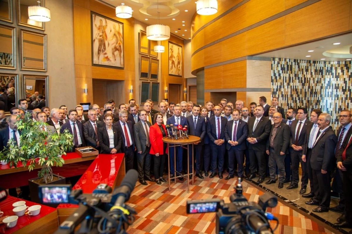 CHP Genel Başkanı Özgür Özel, Tüzük Değişikliği ve Ön Seçim Taahhütlerini İl Başkanlarıyla Teyitleştirdi
