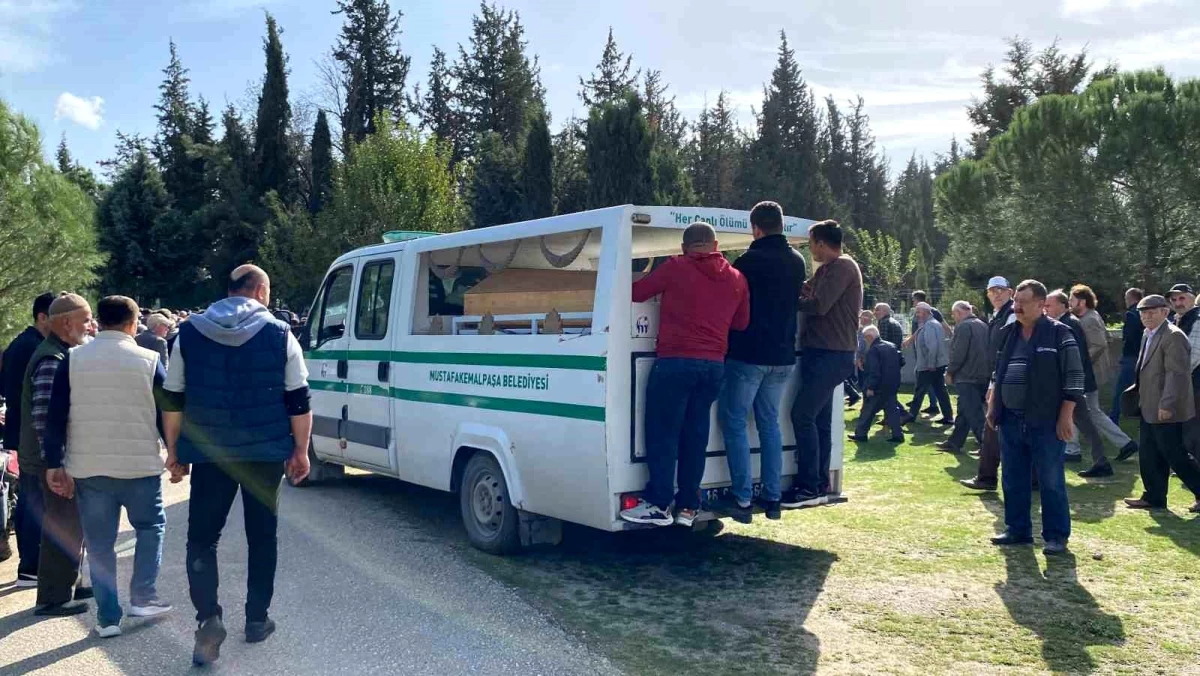 Bursa\'da Cinnet Geçiren Baba Tarafından Öldürülen Anne ve Çocukları Toprağa Verildi