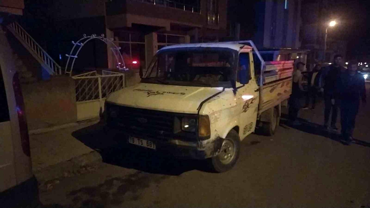 Çorum\'da motosiklet ile kamyonetin çarpışması sonucu genç hayatını kaybetti