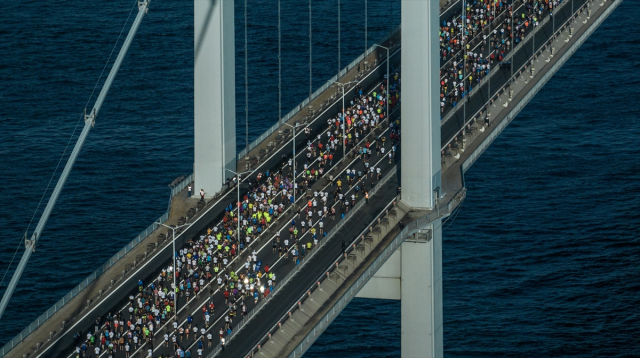 Dünyada eşi benzeri olmayan koşu başladı! İşte İstanbul Maratonu'ndan özel kareler