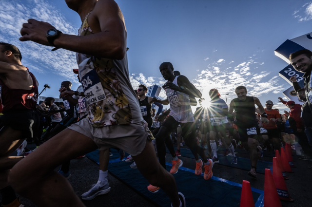 Dünyada eşi benzeri olmayan koşu başladı! İşte İstanbul Maratonu'ndan özel kareler
