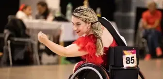 Omurilik Felci Geçiren Dansçı Ebru Akköz, Mücadelesiyle İlham Veriyor