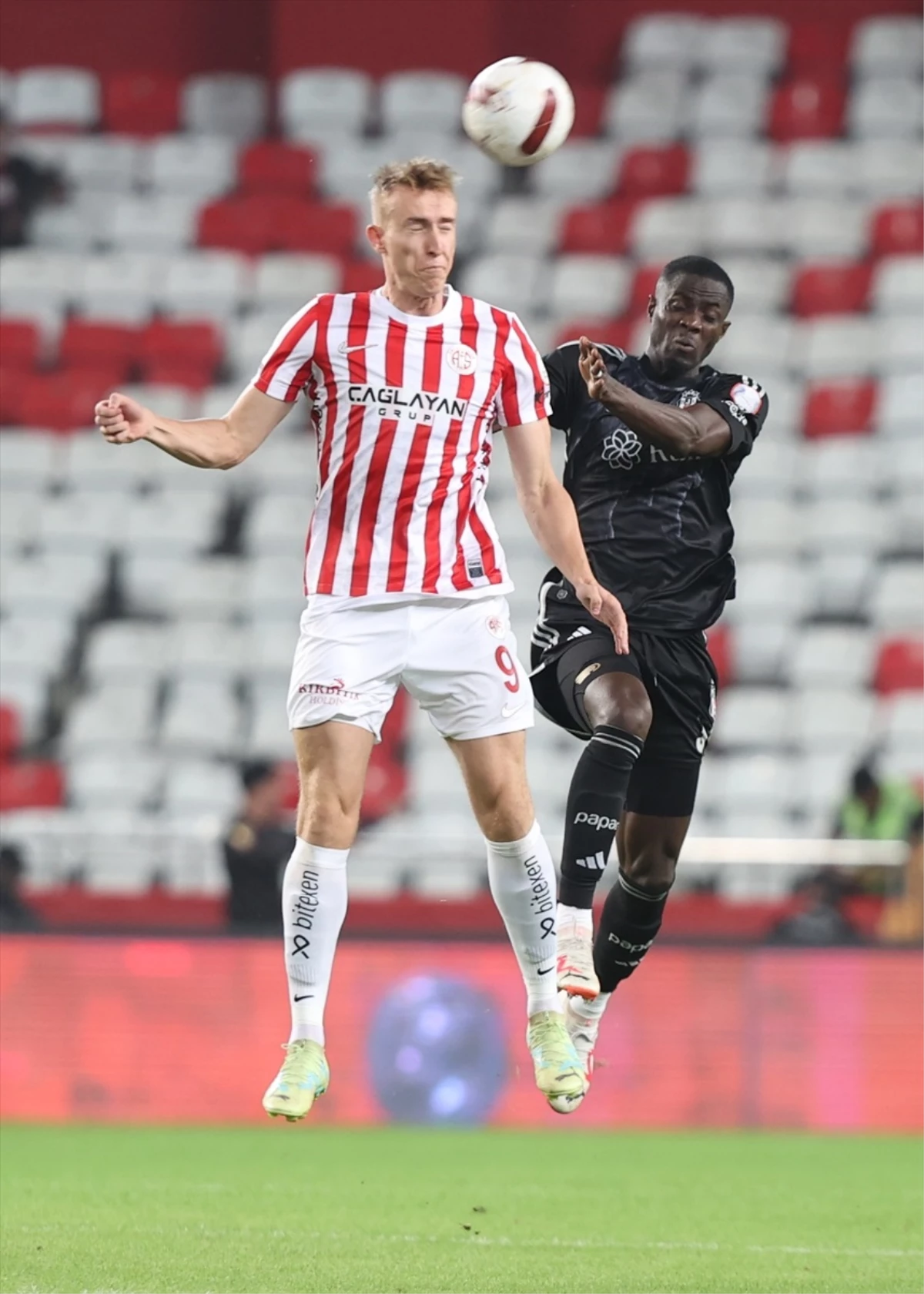 Bitexen Antalyaspor-Beşiktaş Maçının İlk Yarısı 1-0 Sonuçlandı