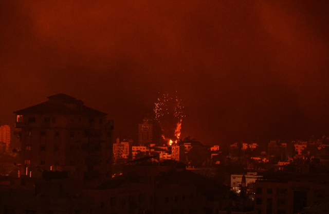 İsrail ordusu, abluka altındaki Gazze'ye hava saldırıları düzenledi