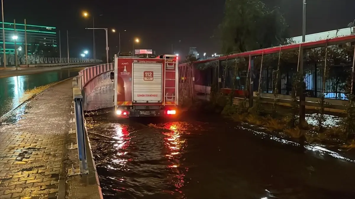 İzmir\'de sağanak nedeniyle evler ve iş yerleri su altında kaldı