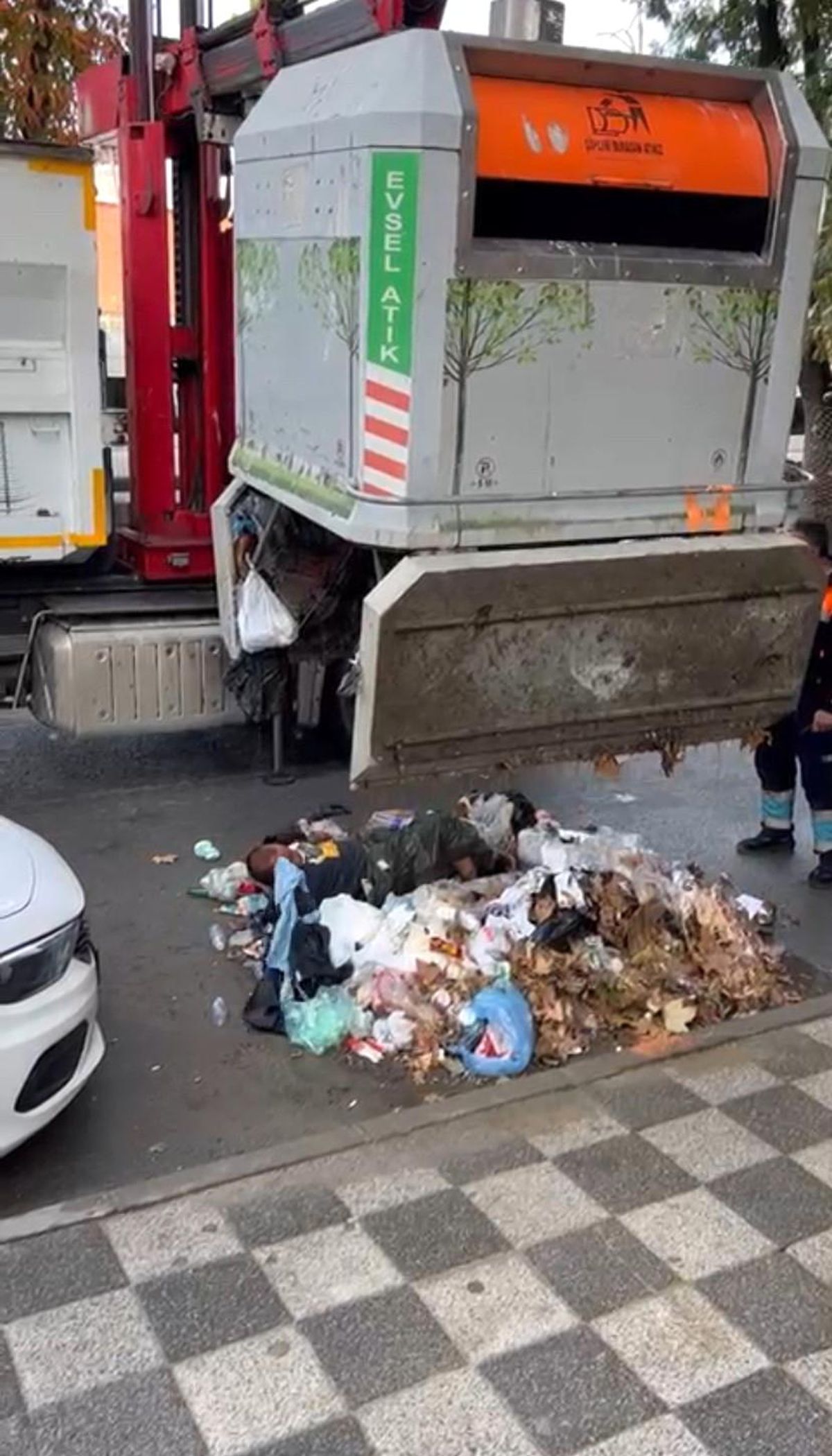 Kadıköy\'de Sağanak Yağmurda Çöp Konteynerine Giren Kişi Vinçle Kurtarıldı