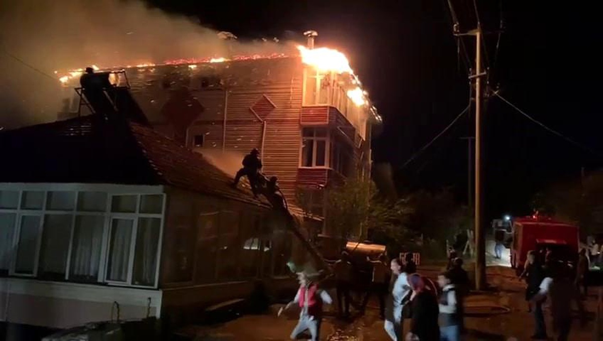 Sakarya\'da çatıdaki yangın itfaiye tarafından söndürüldü