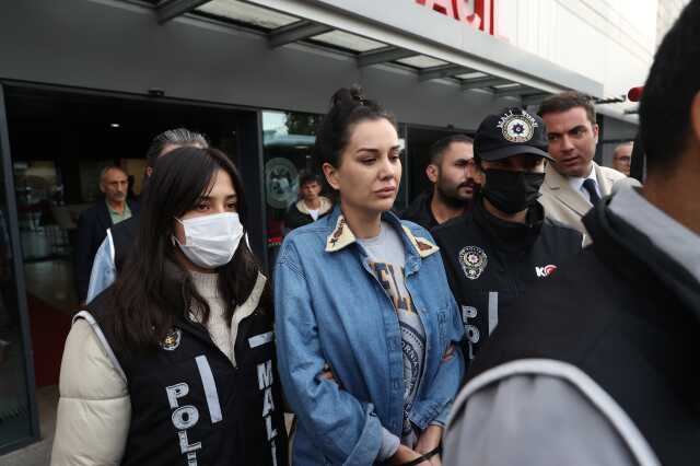 Kara para aklama suçundan tutuklanan Dilan Polat adliye koridorunda 'Oğlum sana kim bakacak' diye bağırdı Kara para aklama suçundan tutuklanan Dilan Polat adliye koridorunda 'Oğlum sana kim bakacak' diye bağırdı