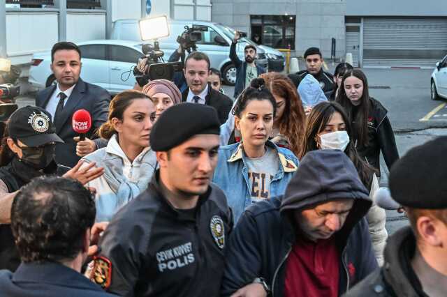 Kara para aklama suçundan tutuklanan Dilan Polat adliye koridorunda 'Oğlum sana kim bakacak' diye bağırdı Kara para aklama suçundan tutuklanan Dilan Polat adliye koridorunda 'Oğlum sana kim bakacak' diye bağırdı