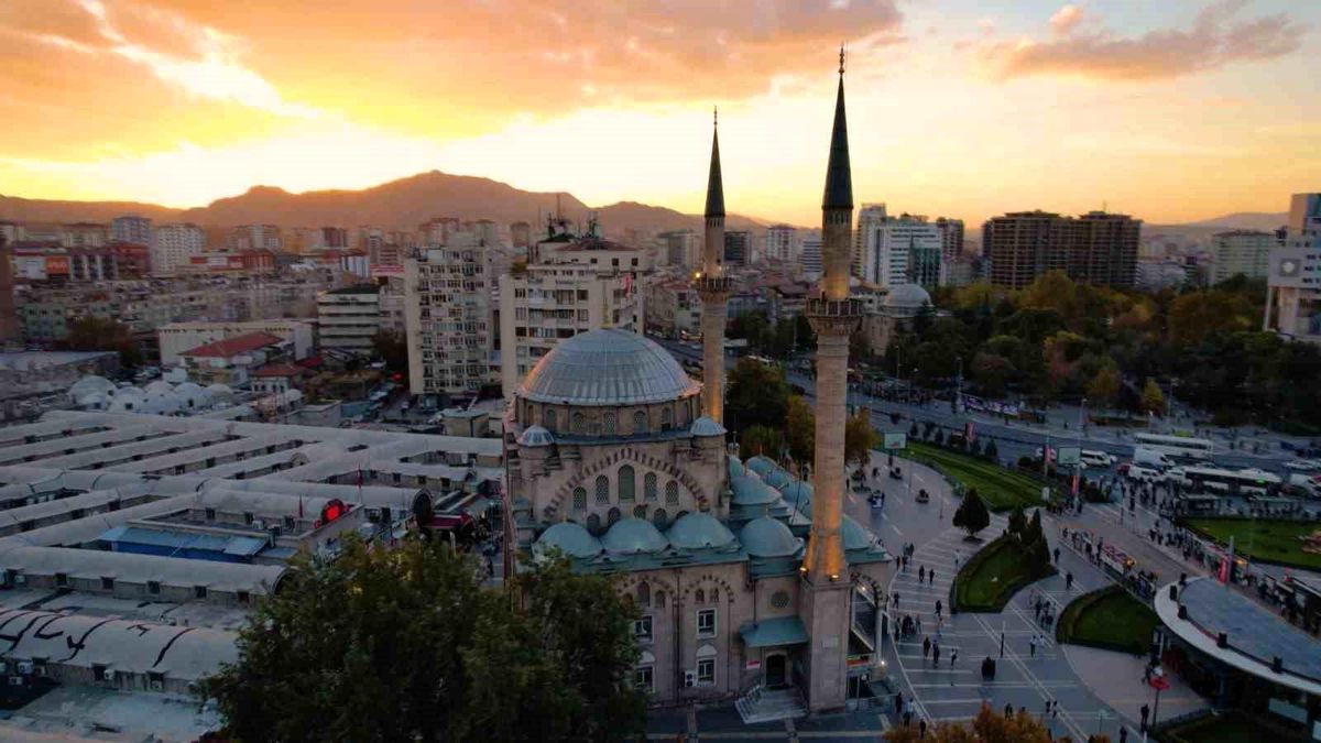 Kayseri Cumhuriyet Meydanı\'nda Gün Batımı Görüntüleri