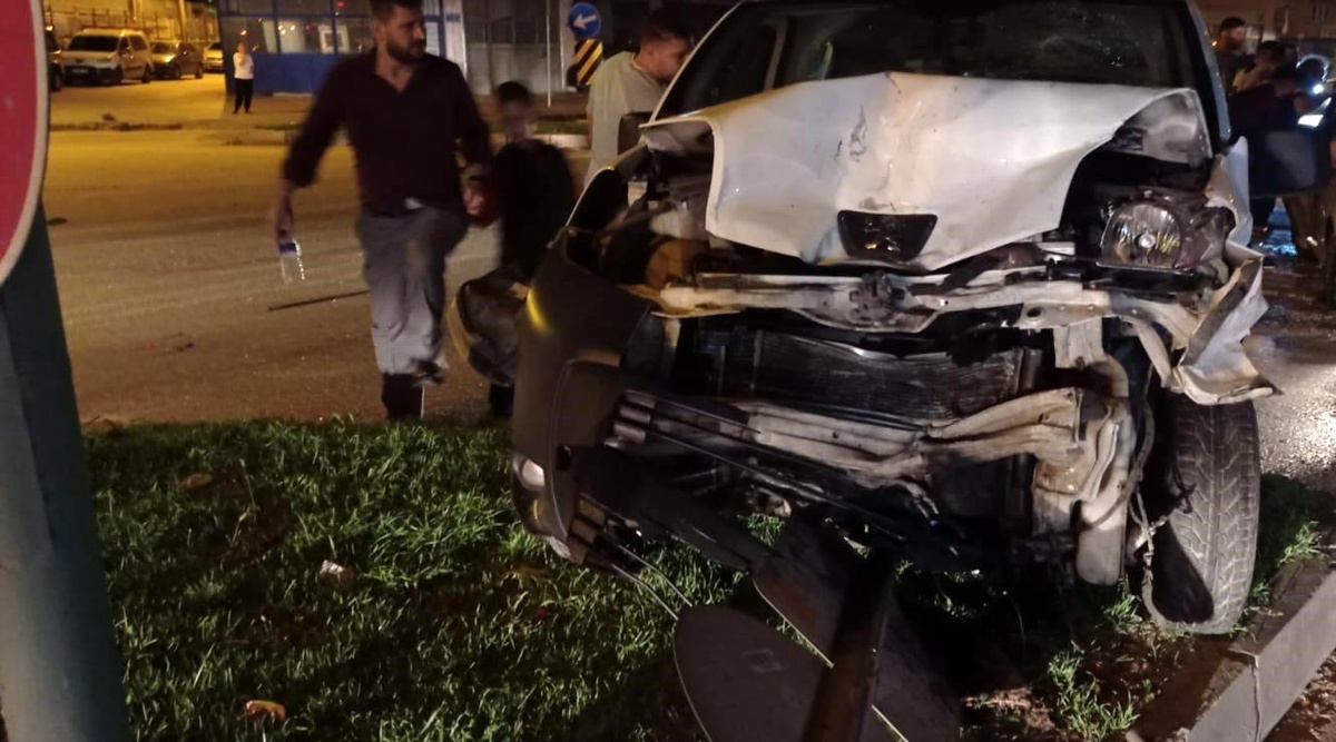 Bursa\'da Kırmızı Işıkta Duran Otomobile Arkadan Çarpan Araçta 2 Kişi Yaralandı
