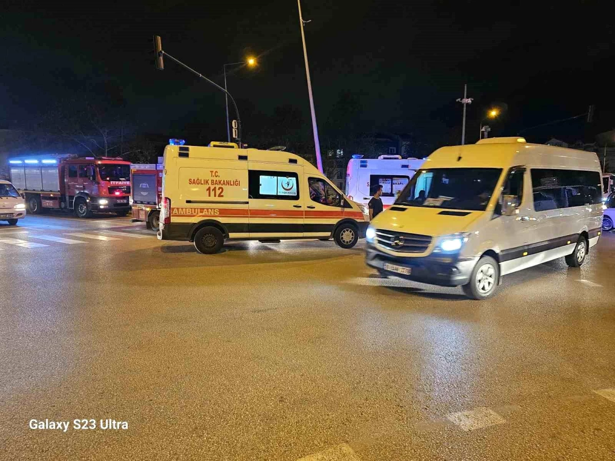 Bursa\'da Kırmızı Işıkta Geçen Otomobil Ticari Taksiye Çarptı: 6 Yaralı