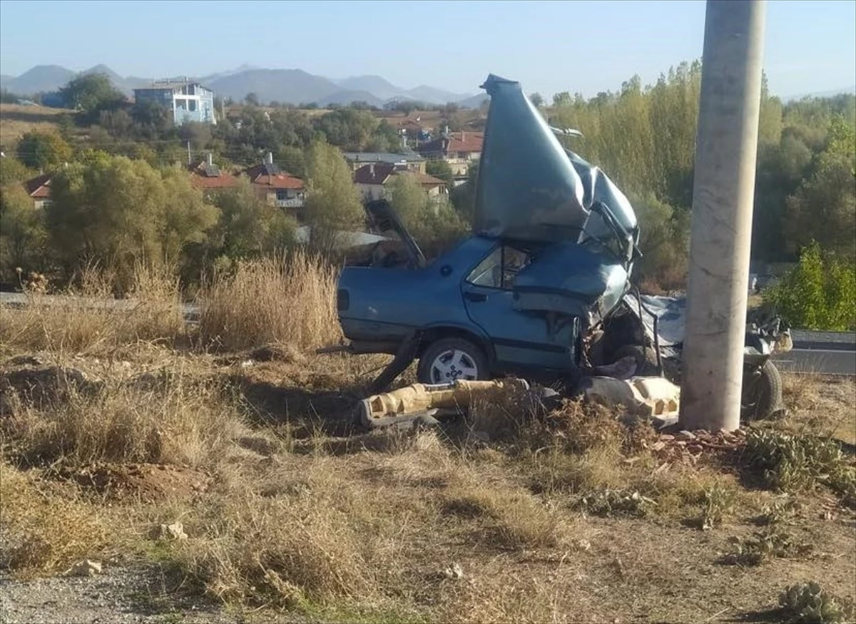 Konya\'da Otomobil Beton Direğe Çarptı: Sürücü Ağır Yaralandı