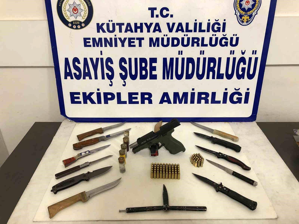 Kütahya\'da Polis Ekipleri Tarafından Gerçekleştirilen Dar Bölge Uygulamasında 502 Şahıs ve 255 Araç Kontrol Edildi
