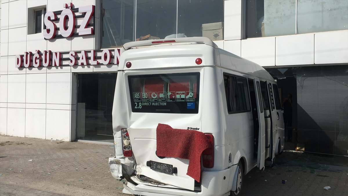 Mersin\'de minibüsün iş yerine girmesi sonucu 2 kişi yaralandı