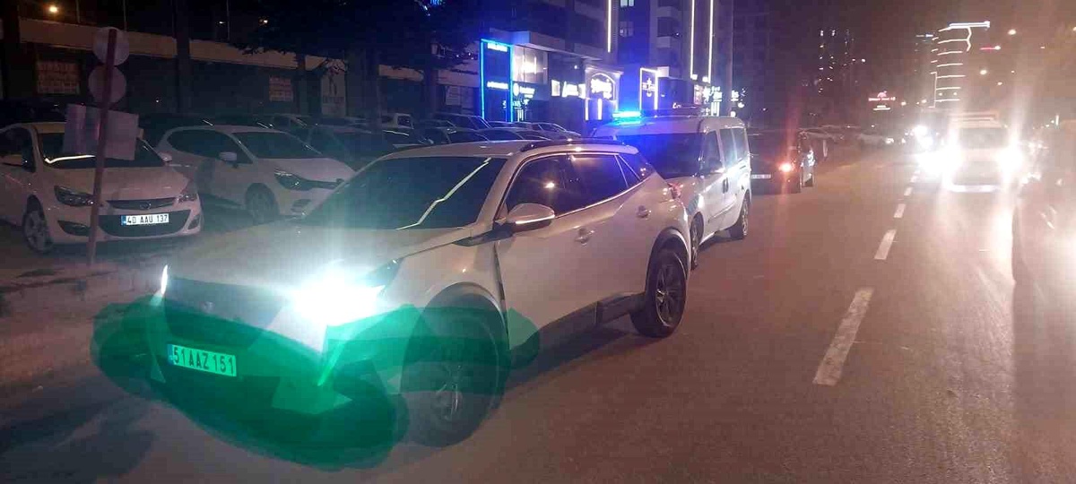 Niğde\'de Yaya Geçidinde Kaza: 15 Yaşındaki Çocuk Yaralandı