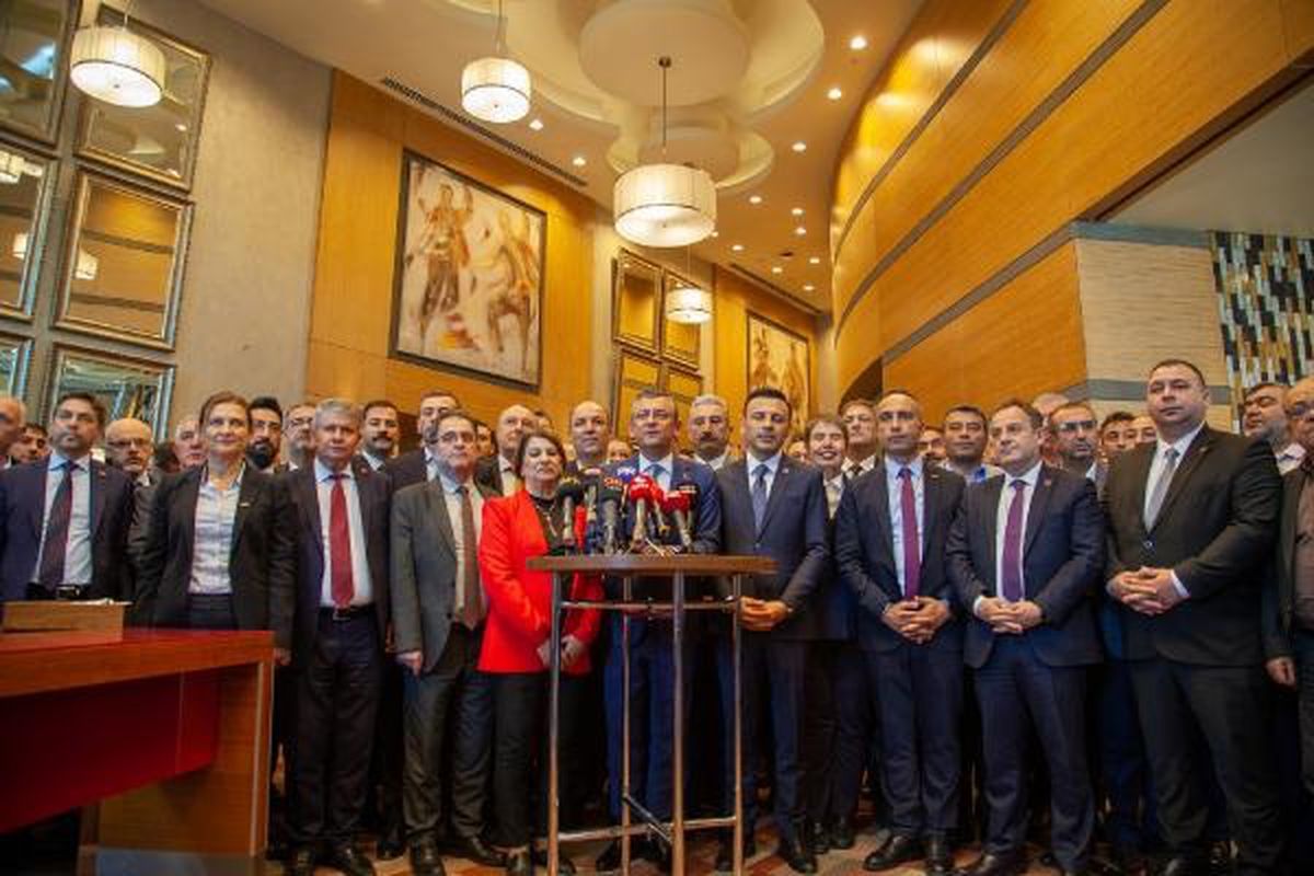 Özgür Özel, CHP Genel Başkanlığı\'na seçildi