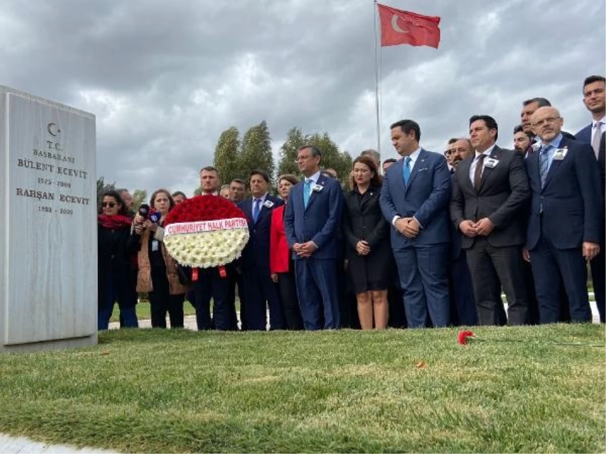 Özgür Özel ve CHP İl Başkanları Bülent Ecevit\'in Mezarını Ziyaret Etti