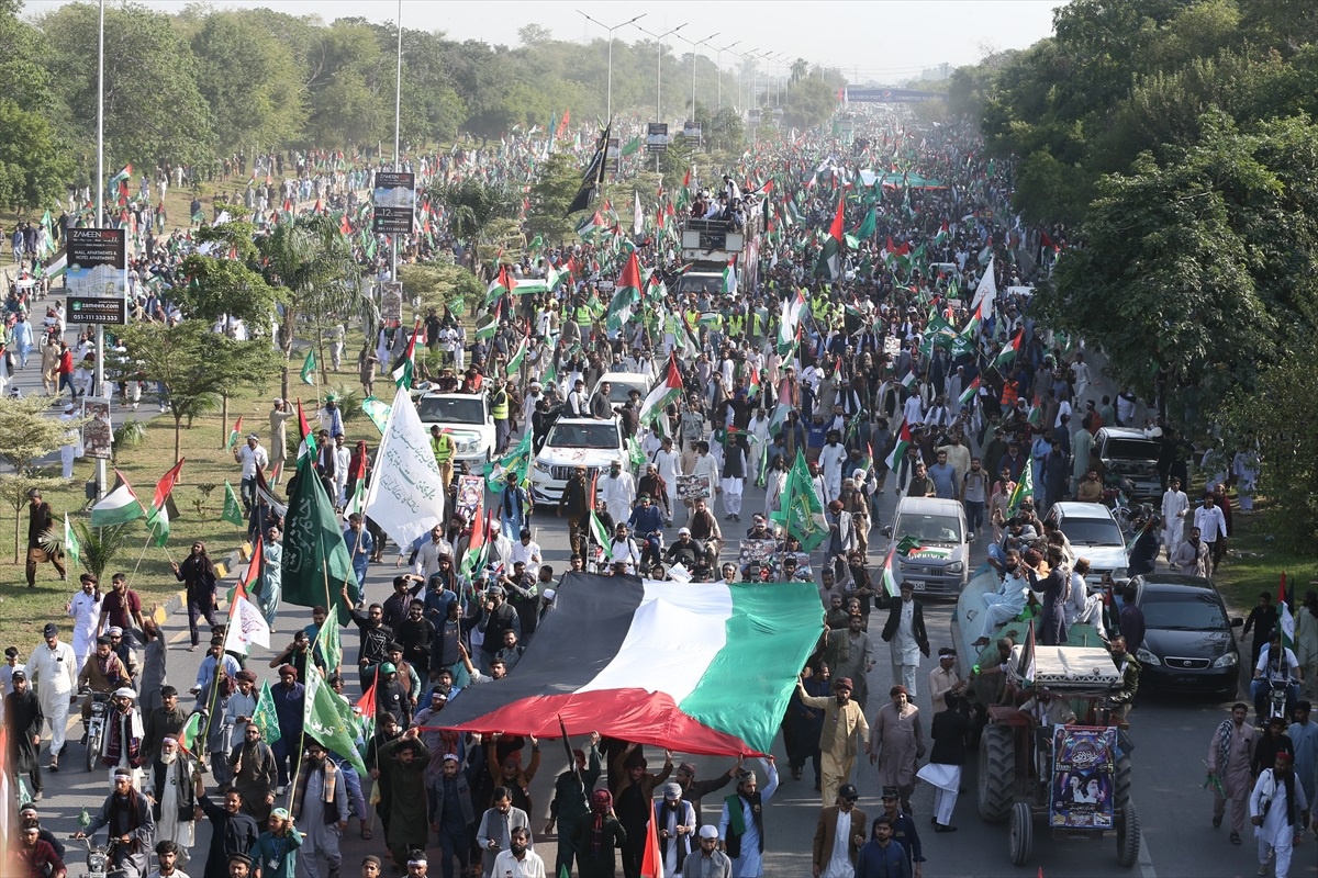 Pakistan\'da on binlerce kişi Filistin\'e destek için yürüdü