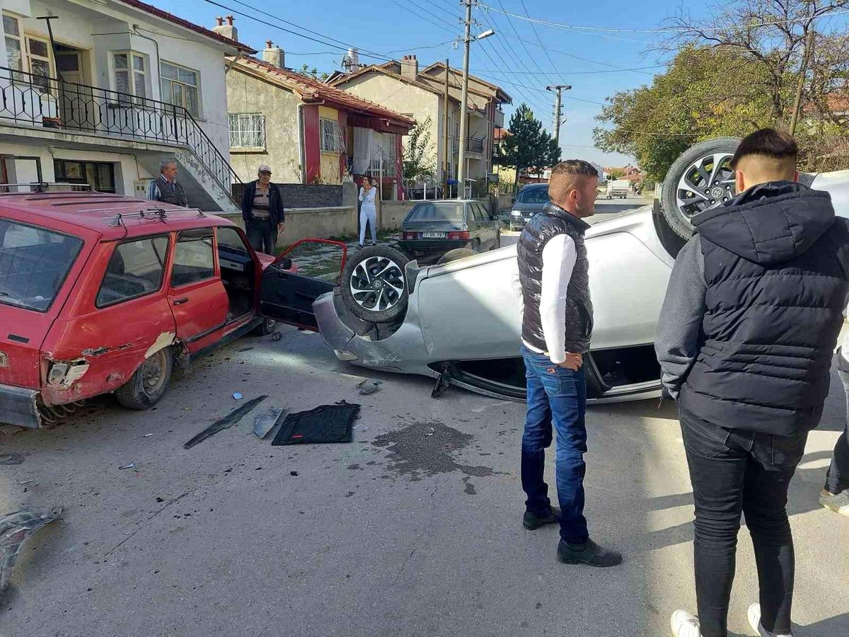 Afyonkarahisar\'da Trafik Kazası: 3 Kişi Yaralandı