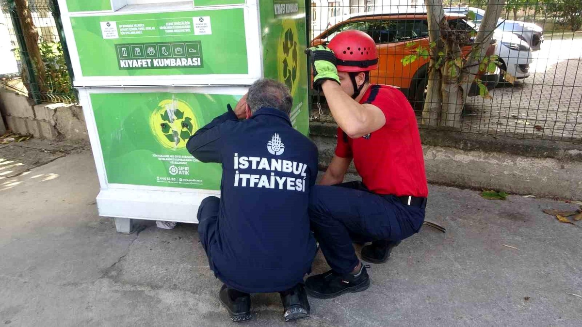 Pendik\'te Kıyafet Toplama Kutusunda Mahsur Kalan Çocuk Kurtarıldı