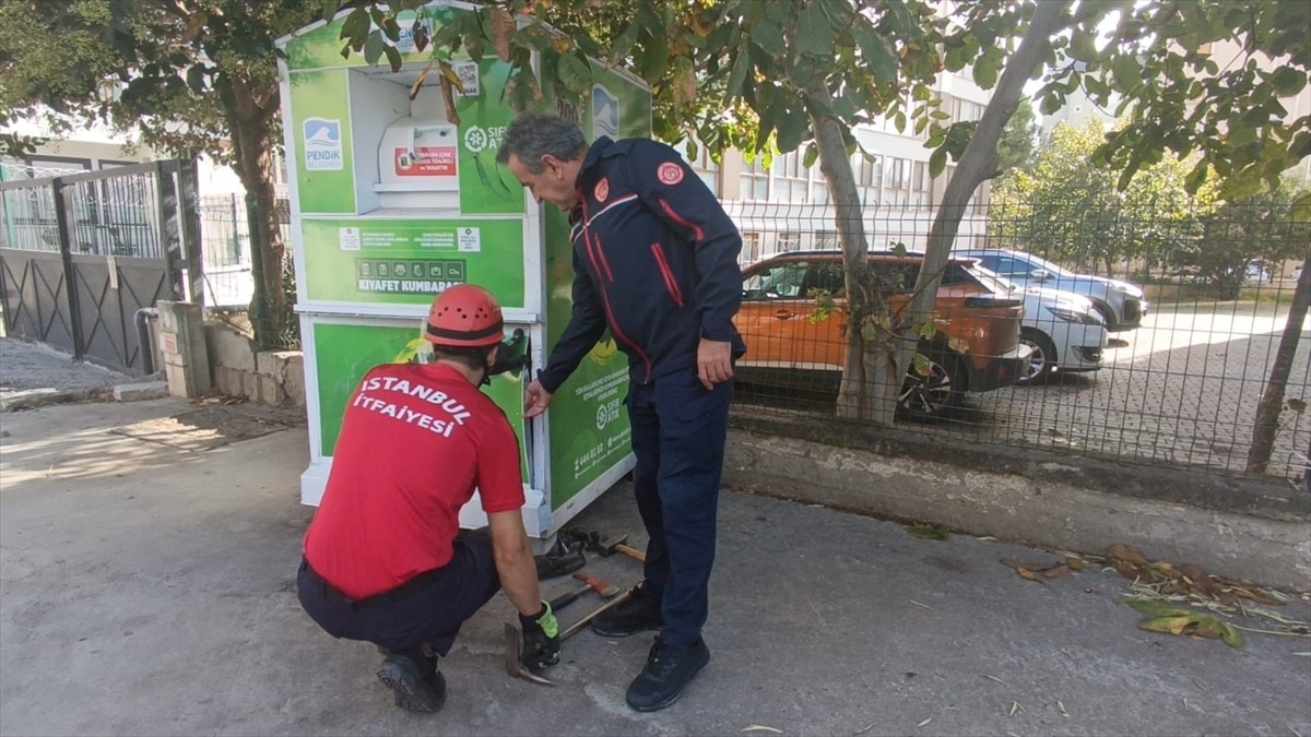 İstanbul Pendik\'te Giysi Kumbarasında Sıkışan 8 Yaşındaki Çocuk Kurtarıldı