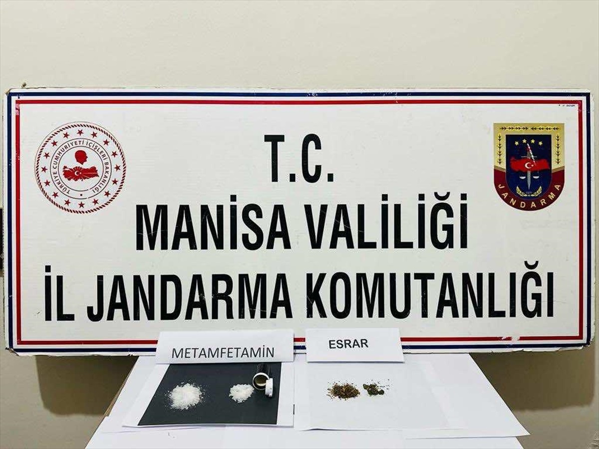 Salihli\'de Uyuşturucu Operasyonu: 3 Kişi Yakalandı