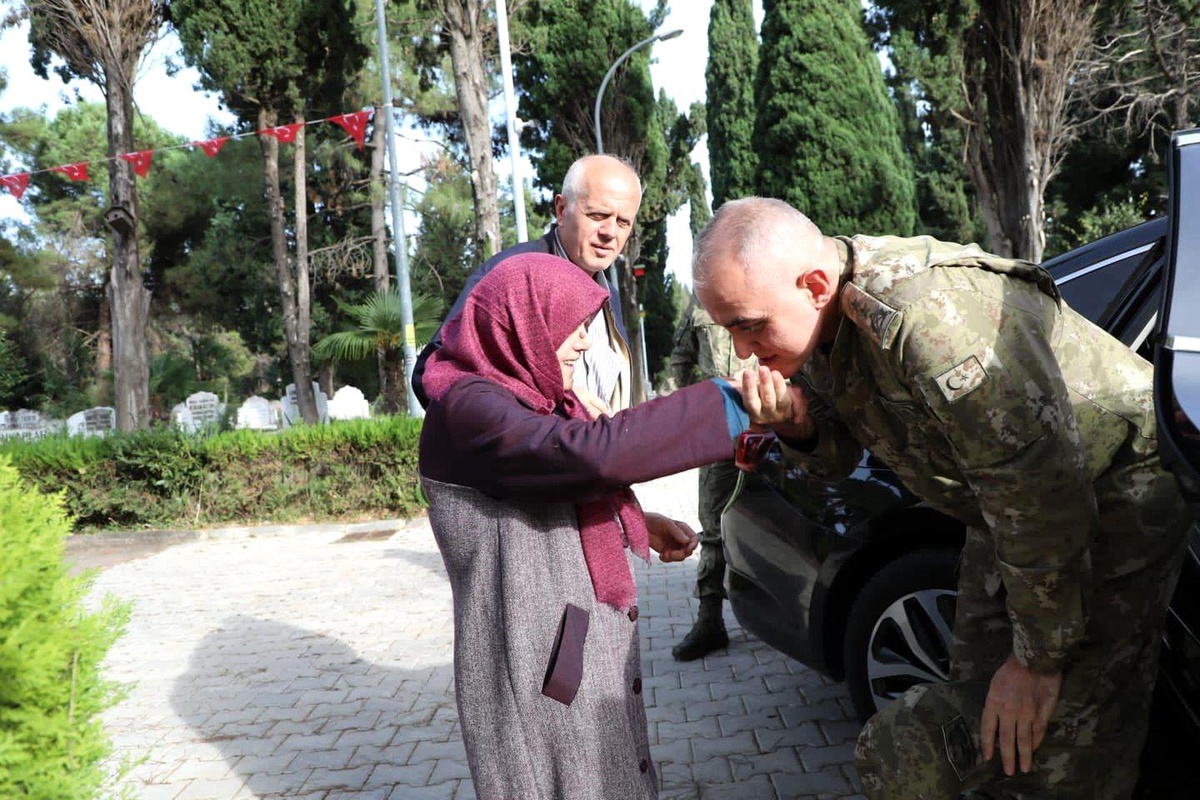 Şehit annesini duygulandıran komutan: "Karşımda şehit oğlum var zannettim"