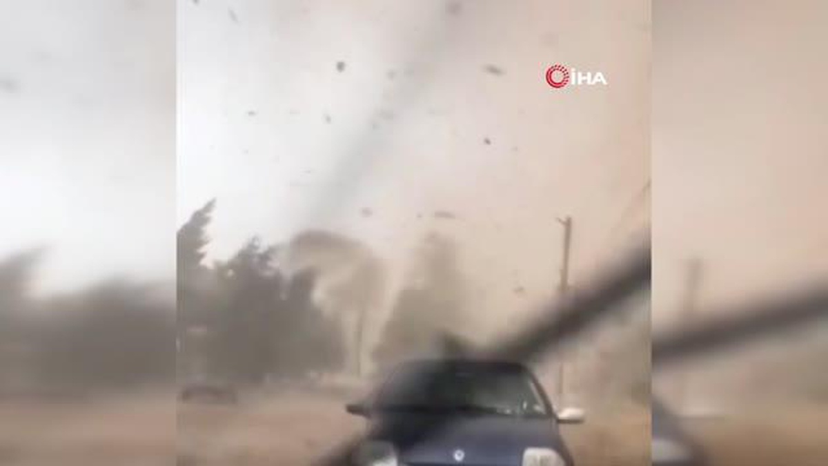 Şiddetli fırtına ağaçları devirdi, çatıları uçurdu