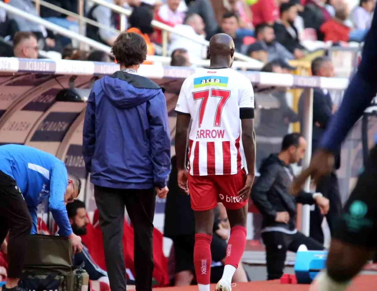 Sivassporlu Modou Barrow Adana Demirspor maçında sakatlandı