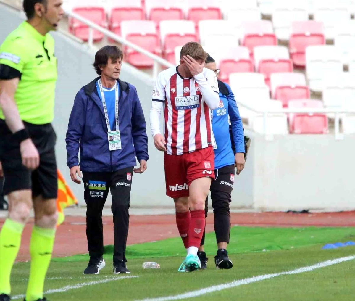 Sivasspor\'un genç futbolcusu Burak Kapacak sakatlandı